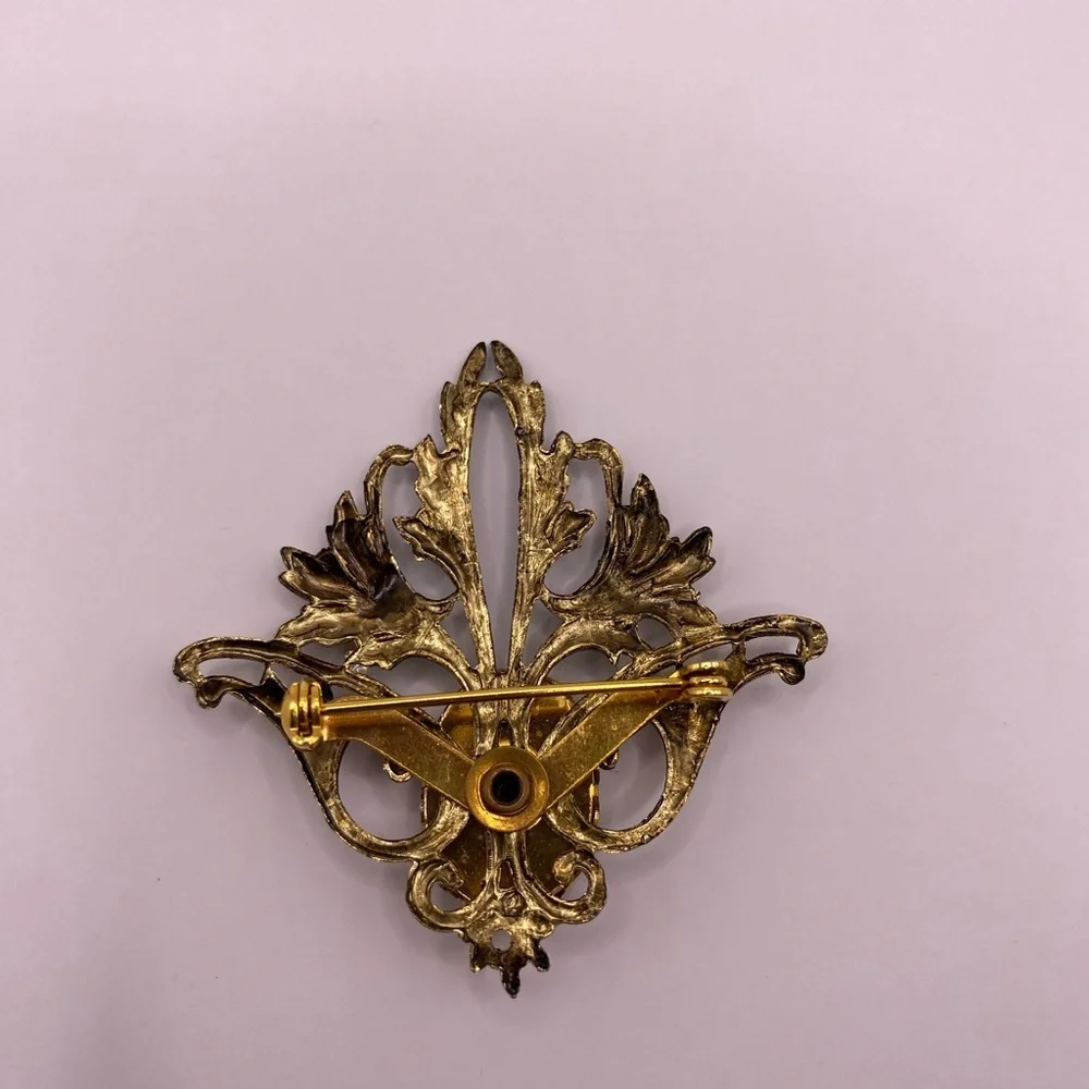 Vintage Brooch Gold Plated Blue Grm Stone Gold Color Tone